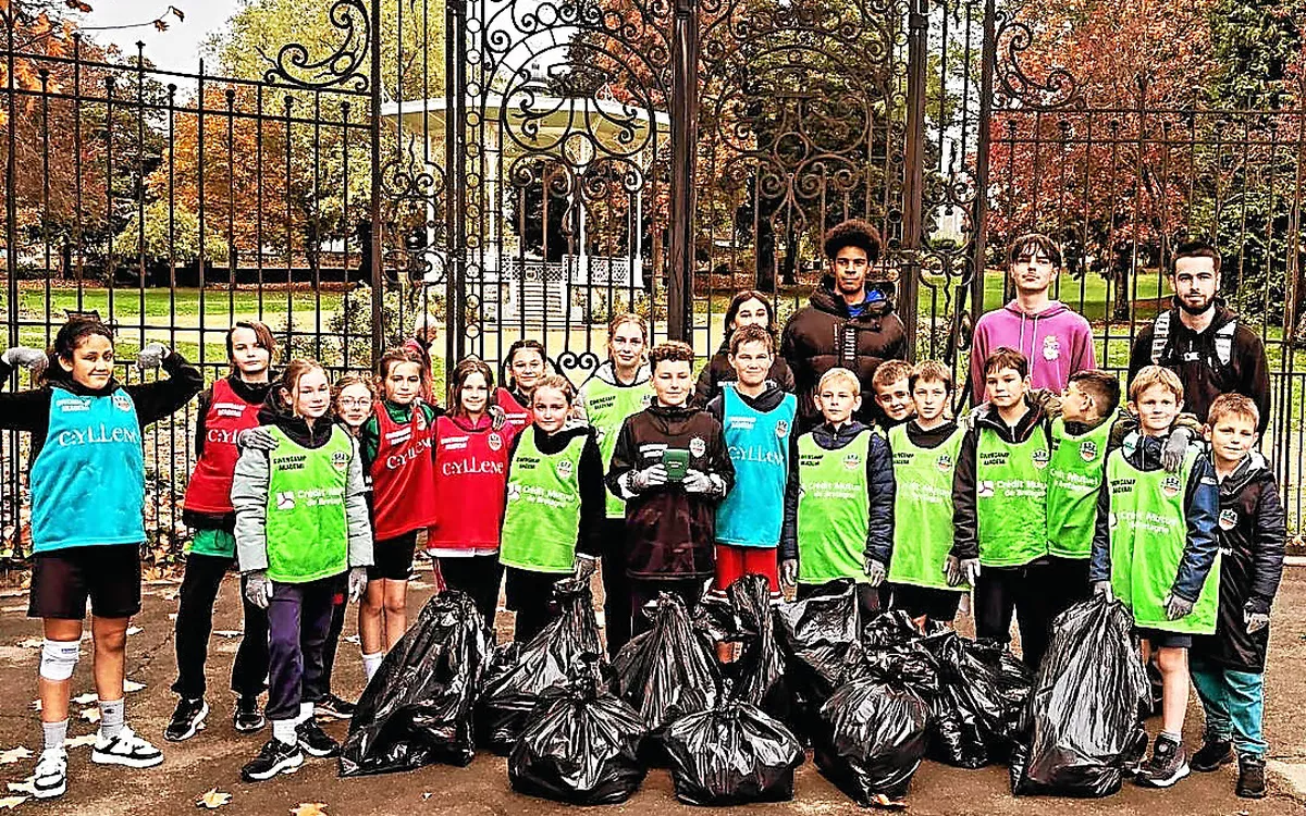 À Guingamp, les jeunes basketteurs ont troqué leurs ballons pour des sacs-poubelle
