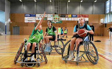 « Manier le fauteuil et le ballon, c’est super costaud » : 18 jeunes de l’ABC Guingamp s’initient au basket fauteuil